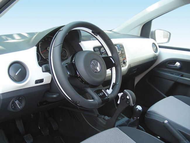 GuidoSimplex 916R Ghost electronic accelerator ring fitted behind a Volkswagen steering wheel
