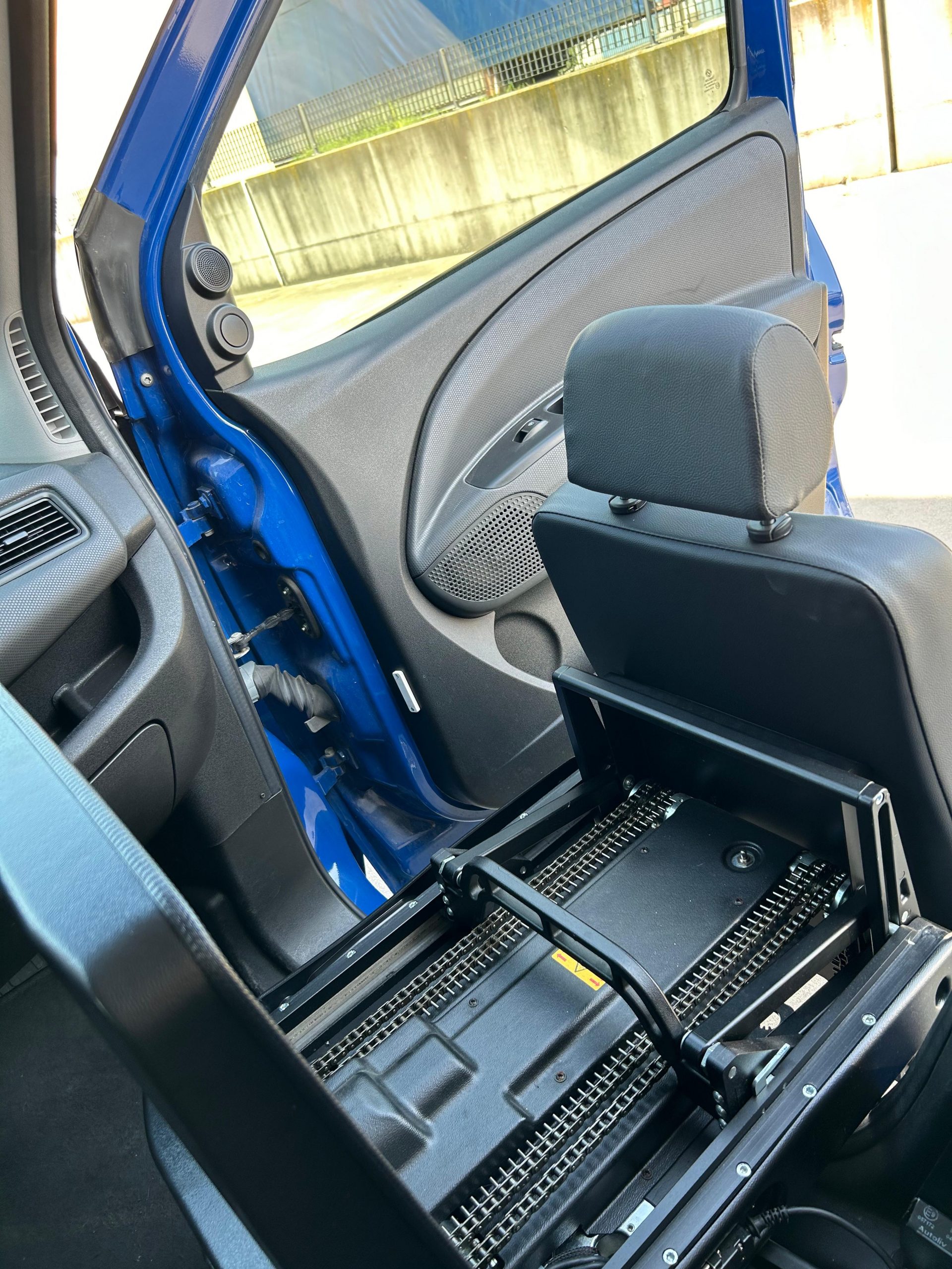 E-Motion S swivel seat rotated out of the vehicle door opening