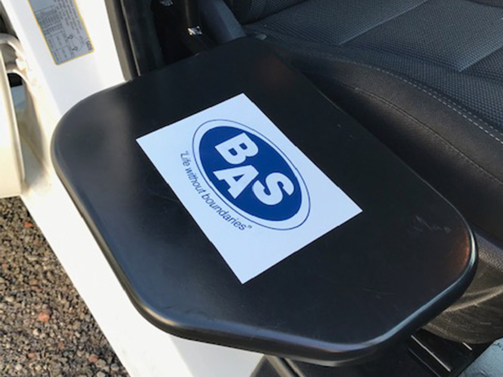 Electric transfer plate positioned between a wheelchair and a car seat