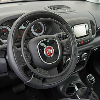 Kivi KO Wireless accelerator ring fitted to a steering wheel